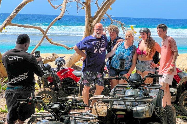 マホガニー ベイのエクストリーム ジップ ラインと ATV サファリ
