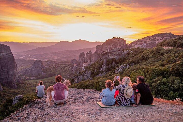Météore Coucher de soleil avec monastère et grottes d'Ermite en petit groupe