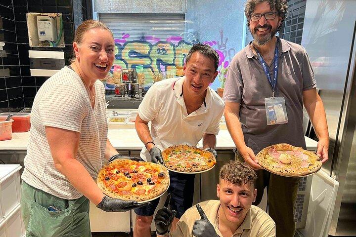 Aula de culinária de pizza em uma pizzaria real com pizzaiolo e guia turístico