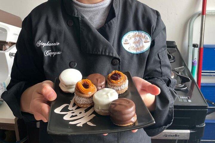 Kulinarisches Erlebnis bei der Zubereitung von Alfajores in Montevideo