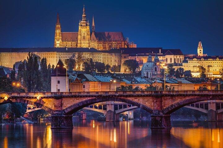 Tour incomum e histórico de Praga com guia francês