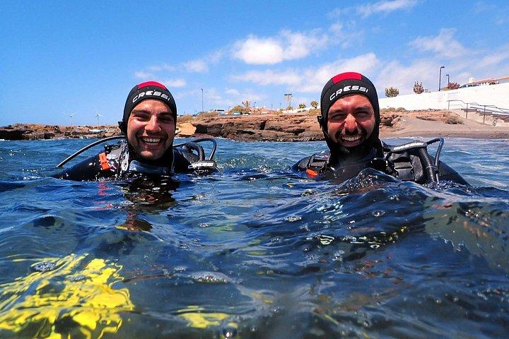 Discover Scuba Diving . First Experience underwater