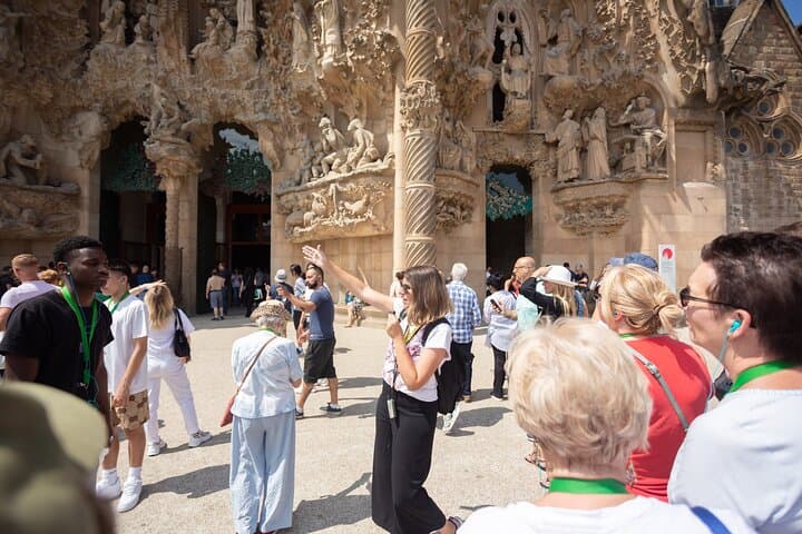 Barcelona: Sagrada Familia Semi-Private Guided Tour