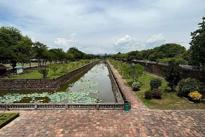 ハイヴァンパス経由でフエ王宮、王宮、香水川への日帰り旅行