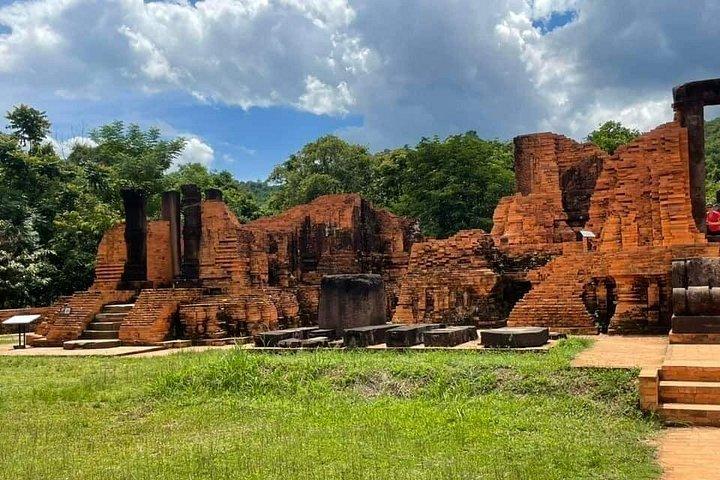 群衆を避けて素敵な写真を撮るために早朝に息子の聖地を訪れるジープツアー