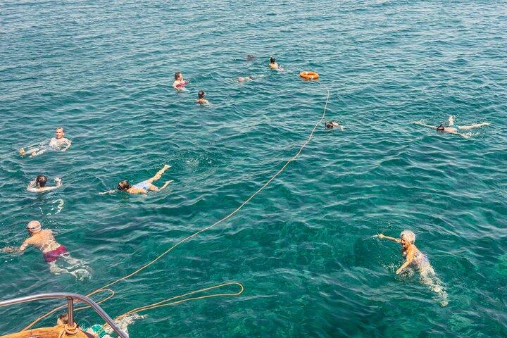 ラルナカ湾での楽しい釣りとリラックスクルーズ