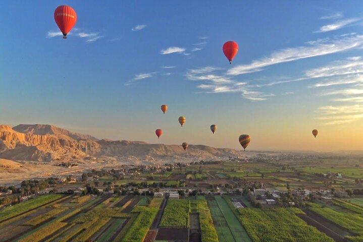 Un paquete de globos aerostáticos con el mejor tour de Luxor de día completo