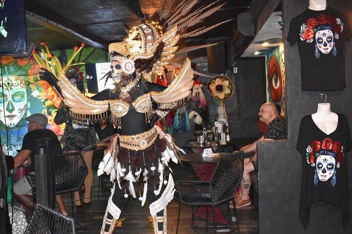 Spettacolo di cabaret e cocktail Mixology in una cantina messicana