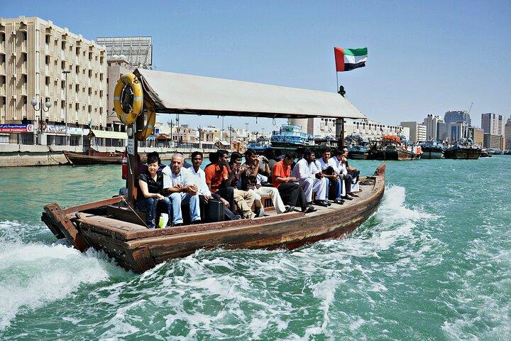 Moderne wandeltocht door Dubai, Burj Lake Ride, fonteinshow en souks
