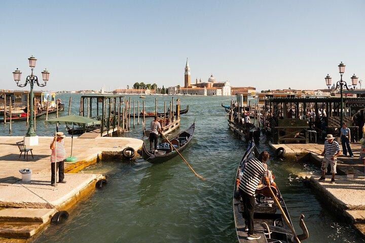 Passeio de Gondola Compartilhado com Vista da Ponte dos Saldos