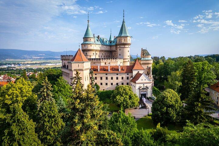 Vanuit Bratislava: Čičmany, Bojnice Paleis & Hoge Tatra Dagtour