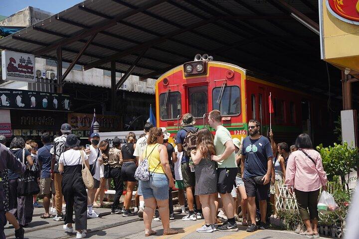 Dagtour van Bangkok naar Maeklong en Damnoensaduak-markt met de bus