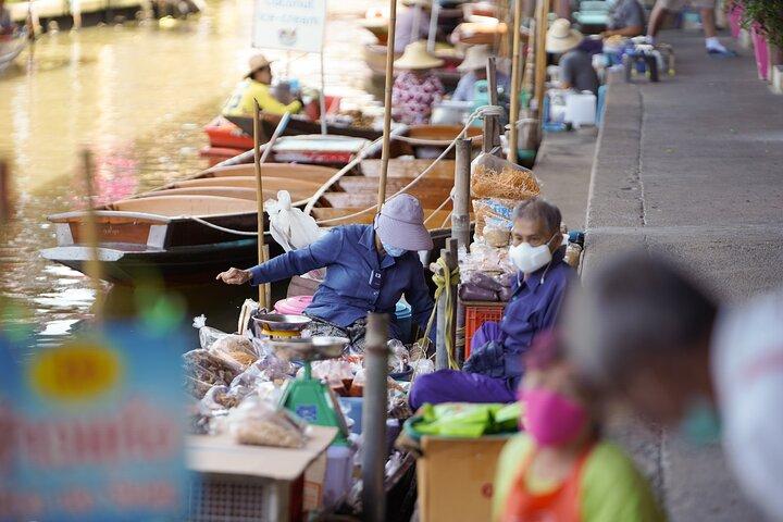 Dagtour van Bangkok naar Maeklong en Damnoensaduak-markt met de bus