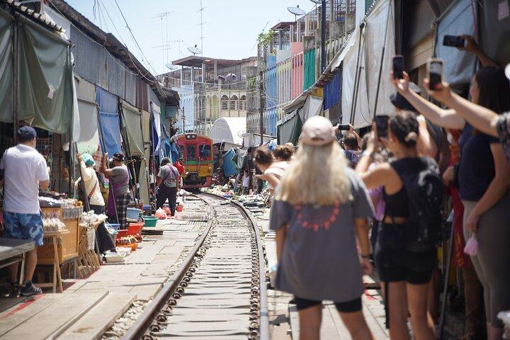 Dagtour van Bangkok naar Maeklong en Damnoensaduak-markt met de bus