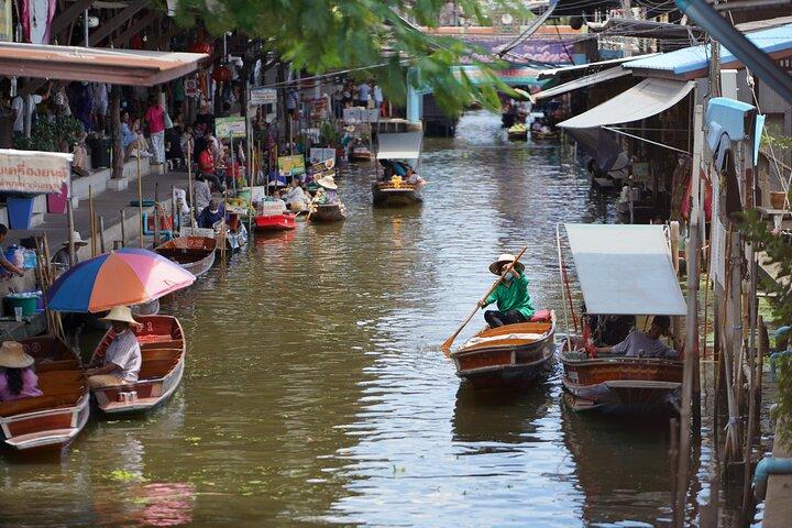 Dagtour van Bangkok naar Maeklong en Damnoensaduak-markt met de bus