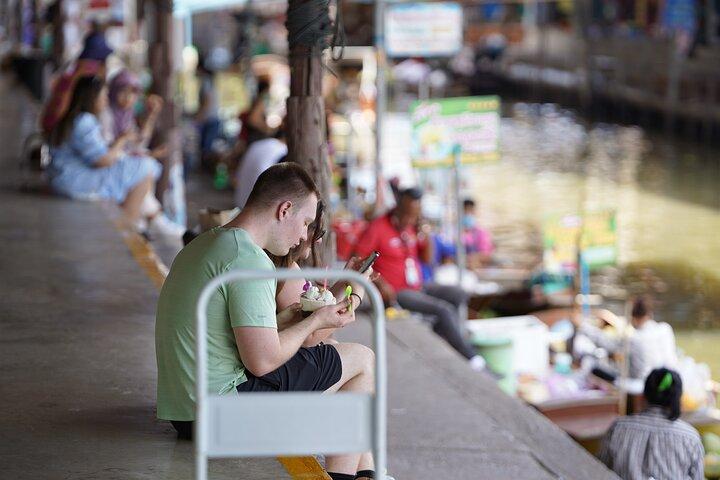 Dagtour van Bangkok naar Maeklong en Damnoensaduak-markt met de bus
