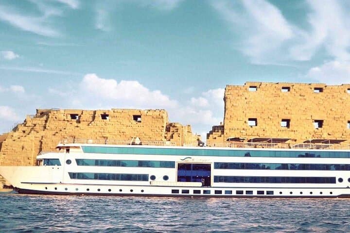 5-Day Cruise the Nile from Cairo to Luxor and Aswan with Flight