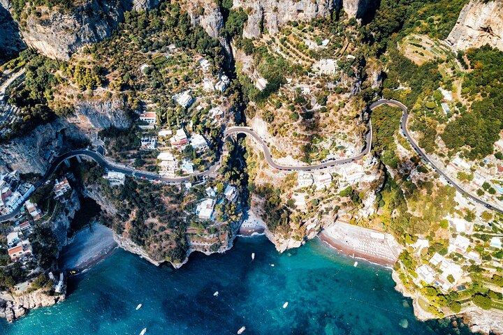Pequeno grupo Amalfi Coast Tour de Sorrento em um Mercedes Van