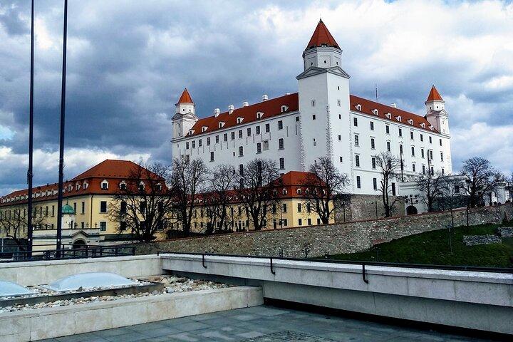 Visita guiada privada de un día completo a Budapest y Bratislava