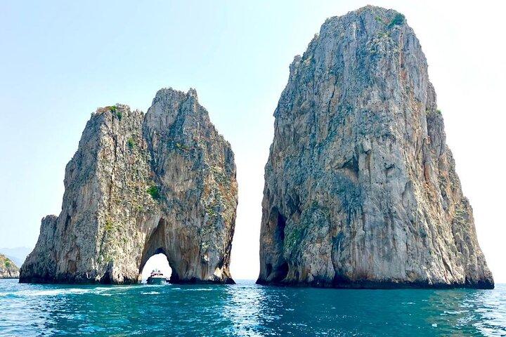 Exclusiva visita guiada en barco a la isla de Capri