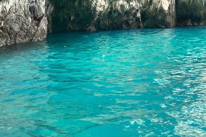 Exclusiva visita guiada en barco a la isla de Capri