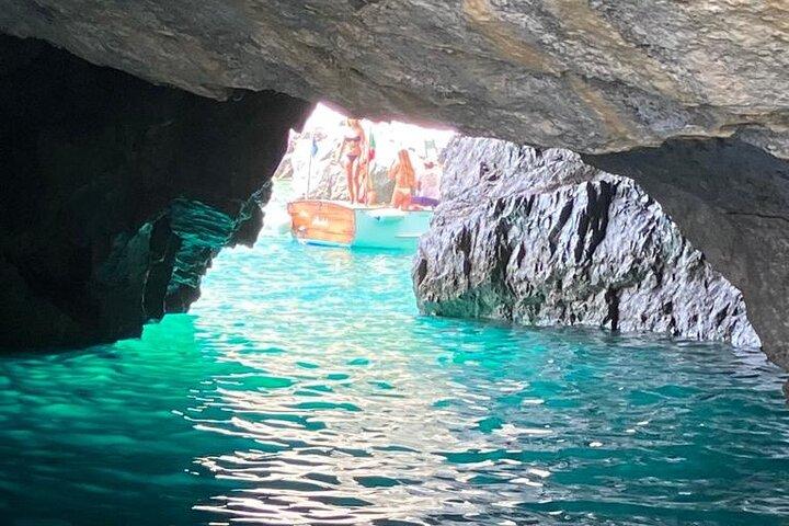 Exclusiva visita guiada en barco a la isla de Capri