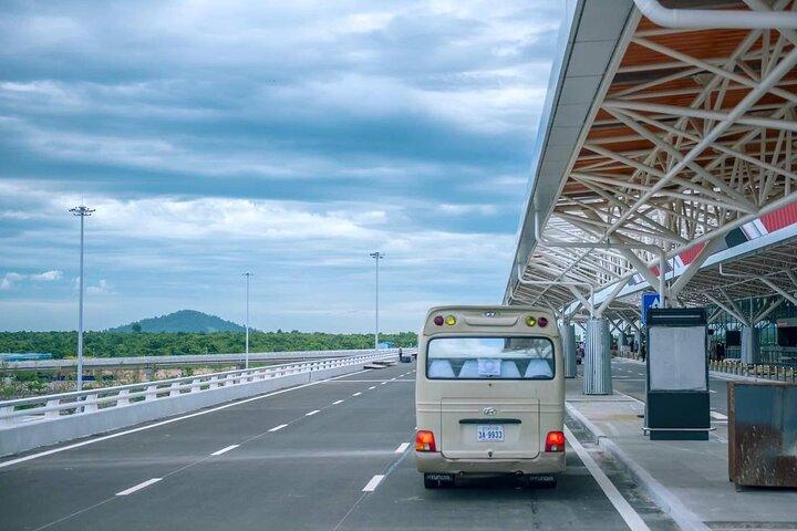 シェムリアップアンコール空港からシェムリアップ市内までシャトルバスで移動