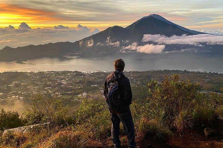 バトゥール山の日の出トレッキングと天然温泉