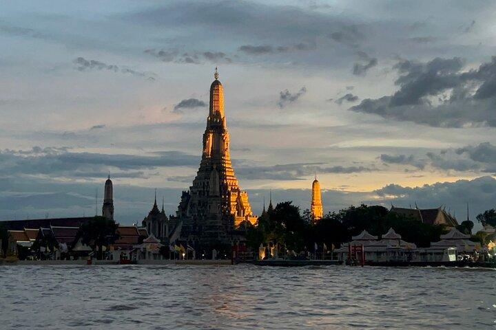 Canal escondido, crepúsculo de Bangkok e templo