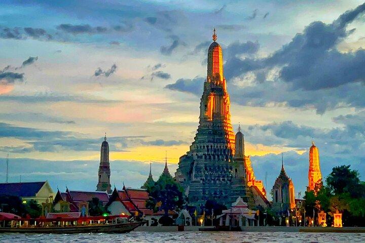 Canal escondido, crepúsculo de Bangkok e templo