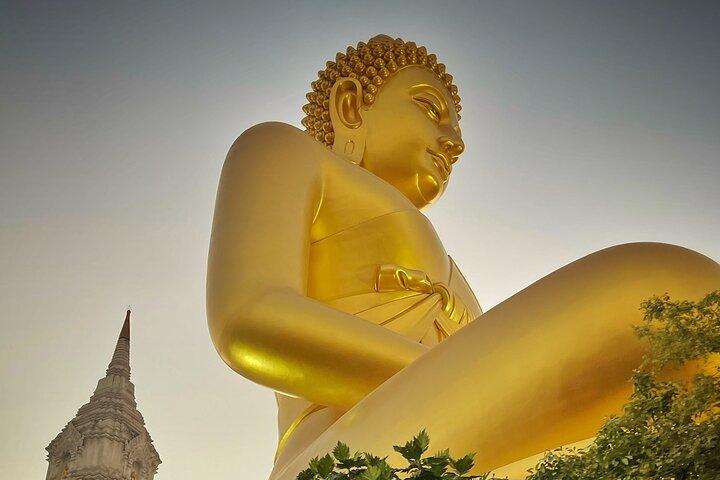Canal escondido, crepúsculo de Bangkok e templo