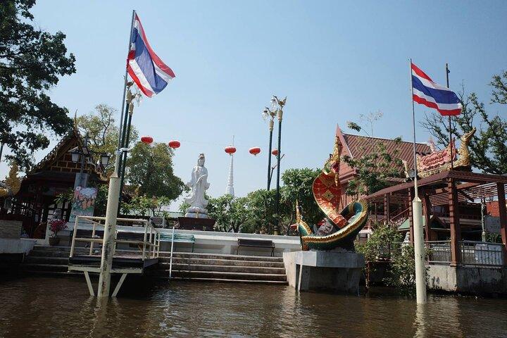 Canal escondido, crepúsculo de Bangkok e templo