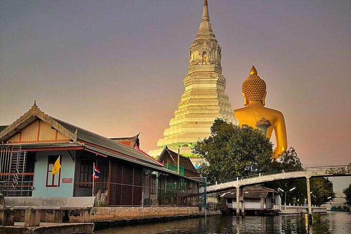 Canal escondido, crepúsculo de Bangkok e templo