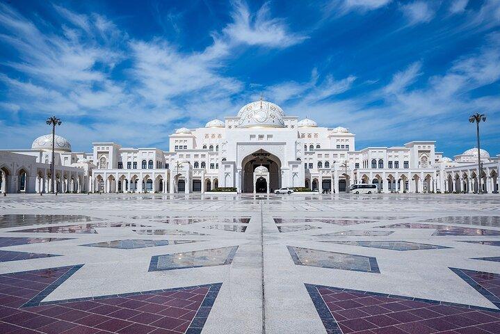 Stadtrundfahrt Abu Dhabi, Ferrari World, Besuch der Großen Moschee ab Dubai
