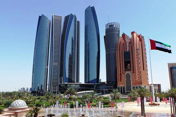 Stadtrundfahrt Abu Dhabi, Ferrari World, Besuch der Großen Moschee ab Dubai