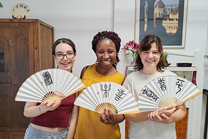 2-timers kinesisk kalligrafi med en kunstner i Shanghai, Kina