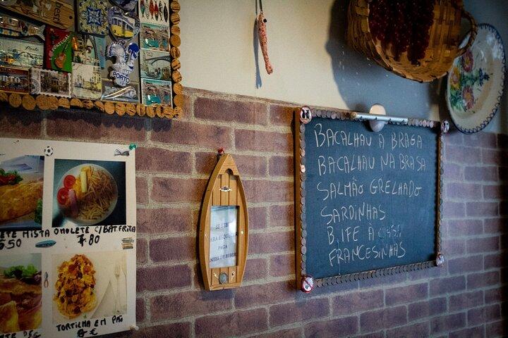 Tour dalla vecchia scuola alla nuova scuola a Porto con degustazione di cibo e vino
