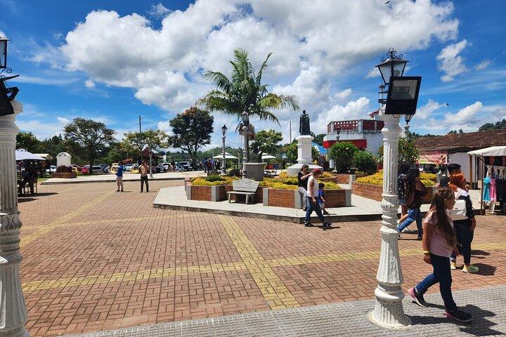 Tour to Guatapé Piedra del Peñol, with a cruise boat tour
