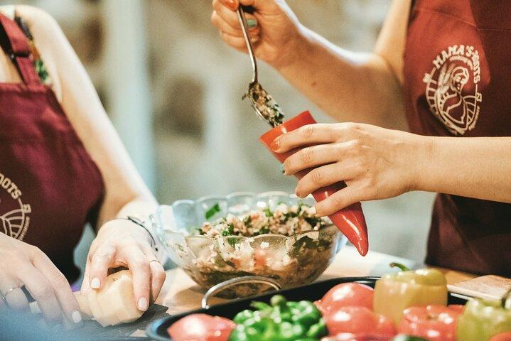 アテネの料理教室とギリシャの美しい庭園でのランチ