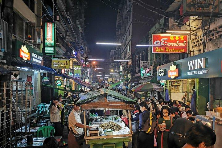 ヤンゴンのイブニングストリートの食べ物と市場ウォーキングツアー