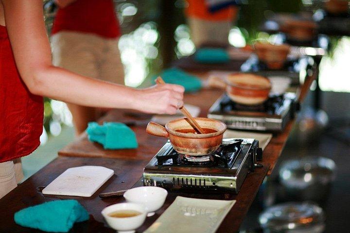 ホイアン市場見学と地元家族との料理教室