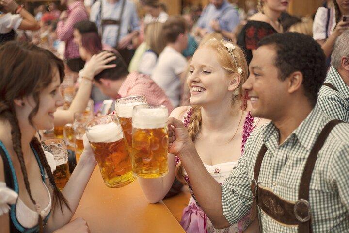 Privé Duitse bierproeverij in de oude binnenstad van Berlijn