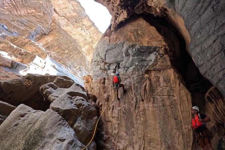 Full Day - Snake Canyon Adventure Tour in Jebel Shams region