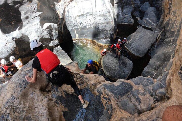 Full Day - Snake Canyon Adventure Tour in Jebel Shams region