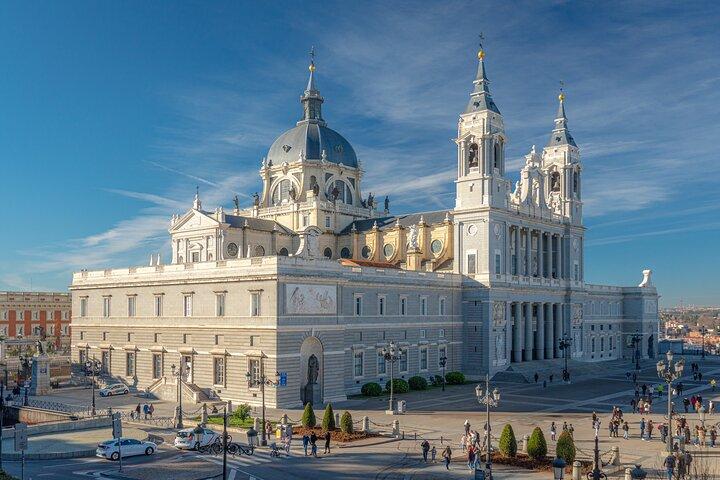 Madrid: VIP Palacio Real y Catedral con entradas y recogida en el hotel