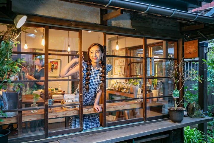 Private Tour in Downtown Tokyo- Yanesen and Nezu Shrine area