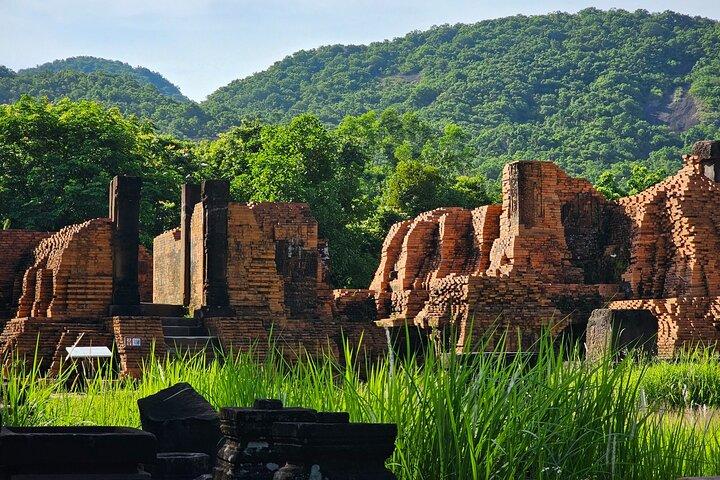 Early Morning My Son Sanctuary Trip w. Champa Essen & Trinken
