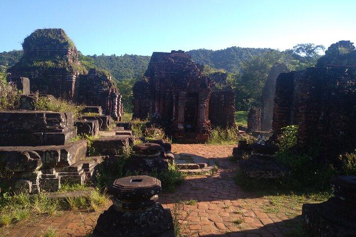 Early Morning My Son Sanctuary Trip w. Champa Essen & Trinken