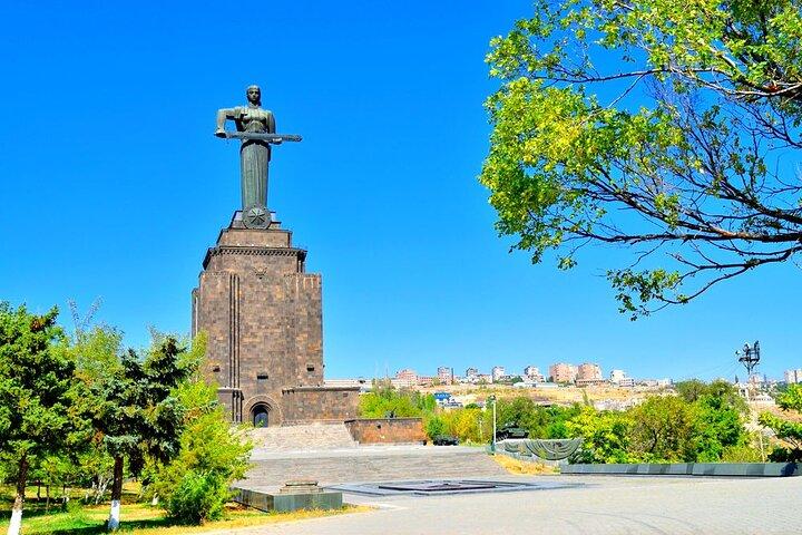 プライベートツアー：エレバン観光市内ツアーとガルニ寺院
