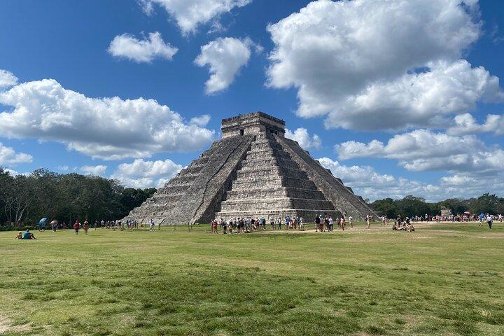 Descubre la antigua ciudad maya Chichén Itzá y 2 cenotes incluidos